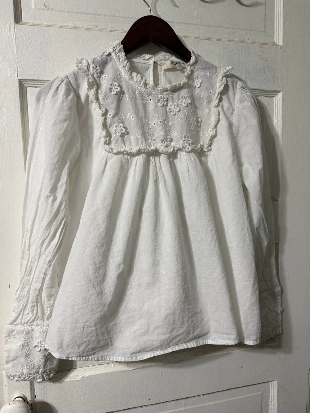 Simple Retro Embroidered Floral Blouse in White Size Medium